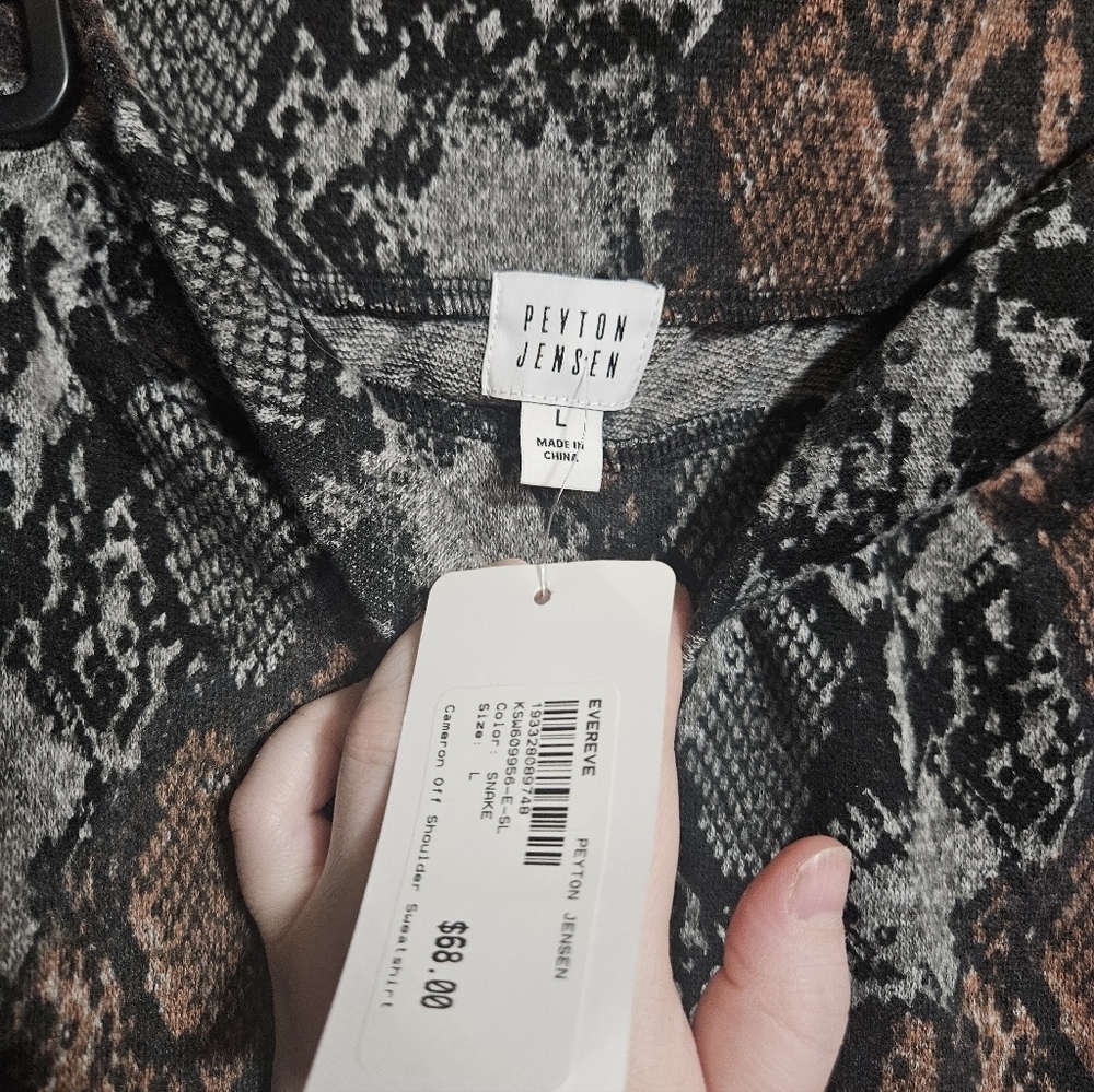 Peyton Jensen NWT Off The Shoulder Snake Print Long Sleeve Blouse! - Picture 2 of 5